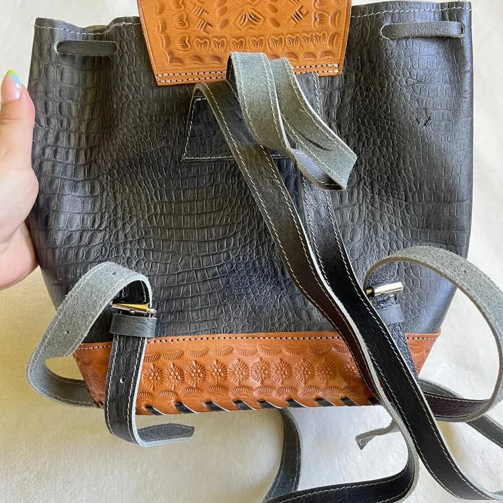 3/$30 🌟 Vintage El Salvador Leather Backpack - Picture 7 of 11
